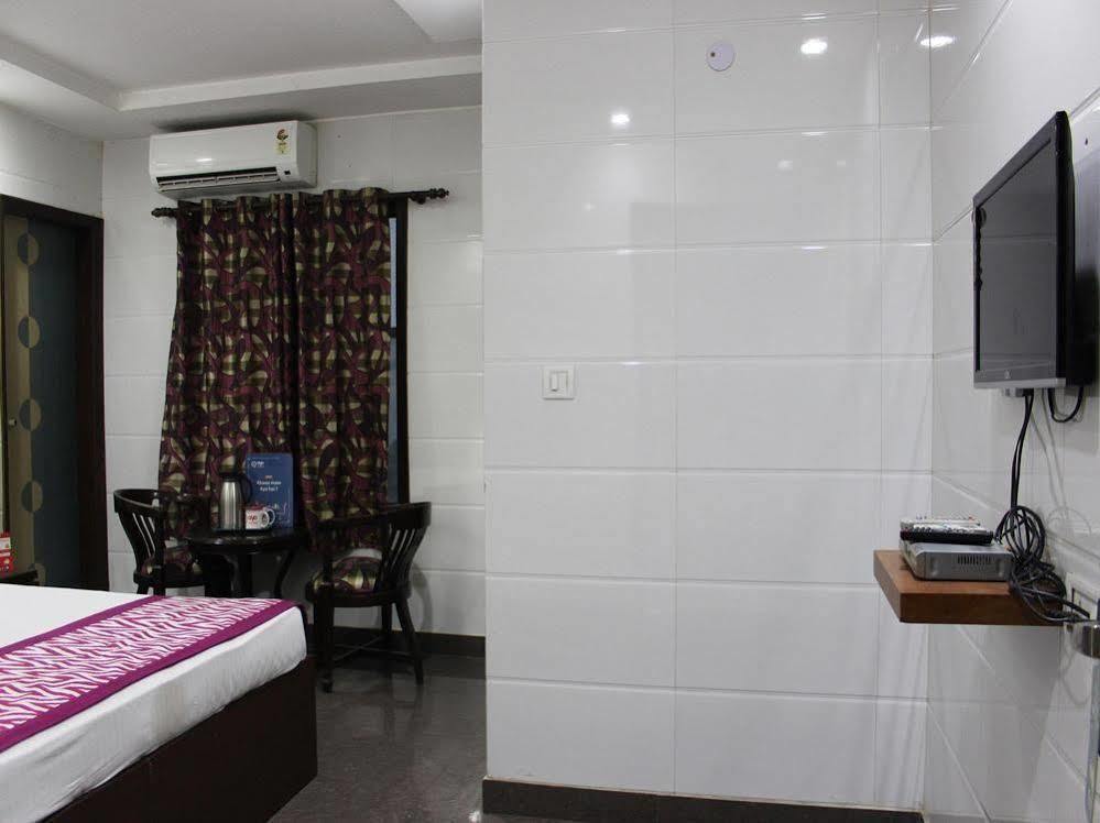 Oyo 2705 Hotel Preet Palace New Delhi Luaran gambar